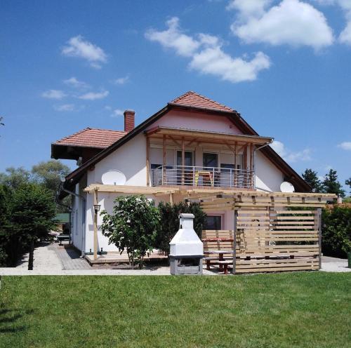 Ferienwohnung mit Pool für maximal 6 Personen direkt am See, A1 in Balatonmáriafürdő