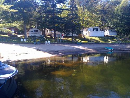 Little Hawk Resort&Marina - Accommodation - Algonquin Highlands