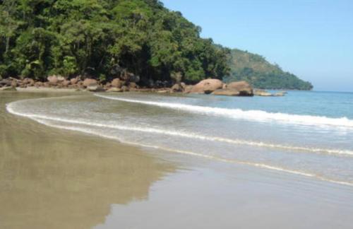 BELA CASA TERREA PRAIA LAGOINHA, UBATUBA com piscina, Ar condicionado, churrasqueira, forno a lenha, wifi