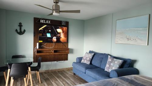 Beautiful remodeled condominiun with an impecable view to the beach and city avenues walk distance t