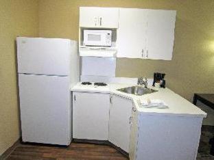Kitchen, Extended Stay America Suites - Tampa - North - USF - Attractions near Lettuce Lake Regional Park