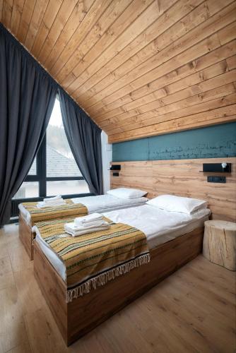 2 bedrooms, 4 beds