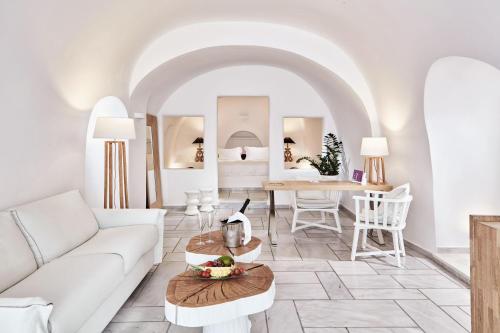 Charisma Cave Pool Suite with Caldera View