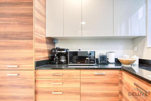 Modern 1-bedroom Apartment At Sparkle Tower 2 Dubai Marina by Deluxe Holiday Homes