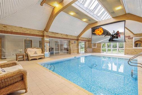 Large luxurious character house with indoor pool cottage the bloomsbury