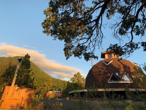 Domo Conguillio Conecta con tu energía sagrada junto al Salto Truful Truful con una vista majestuosa que podrás disfrutar en una tinaja Una experiencia que alineará tu espíritu y tu energía interior Vívelo