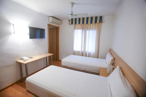 1 double bed, 2 twin beds