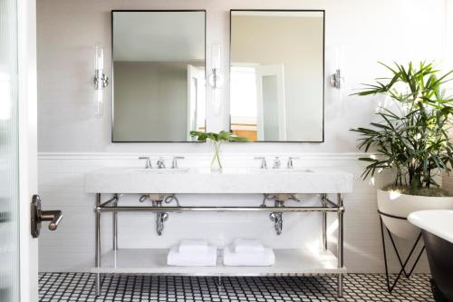283712658 Kimpton Cottonwood Hotel by IHG