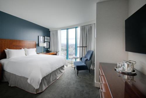 1 King Classic Skyline View