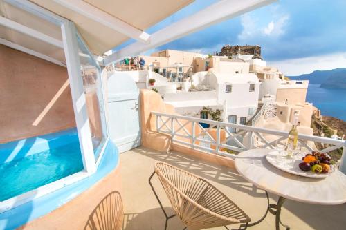 Deluxe Suite with Sea View room in Kastro Oia Houses