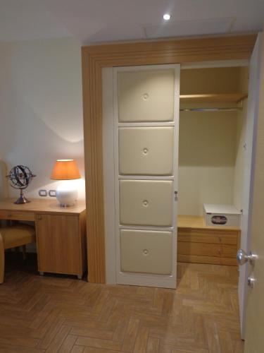 Double Room with Balcony image 9