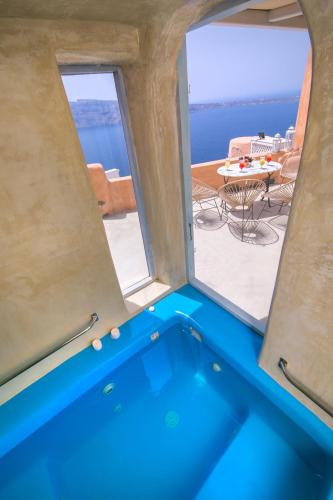 Deluxe Suite (2-4 Adults) room in Kastro Oia Houses