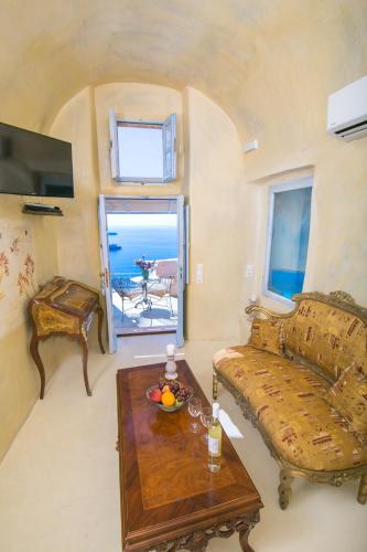 Superior Suite with Sunset View room in Kastro Oia Houses
