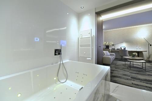 Whirlpool, Hotel Charleroi Airport near Flughafen Brüssel Charleroi