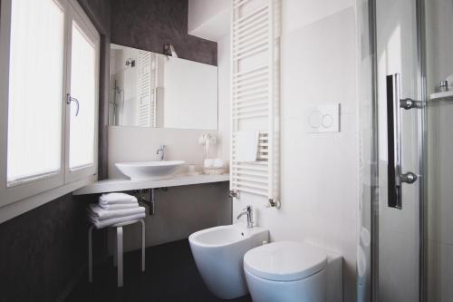 Standard Double or Twin Room image 5