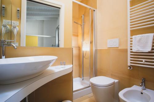 Standard Double or Twin Room image 4
