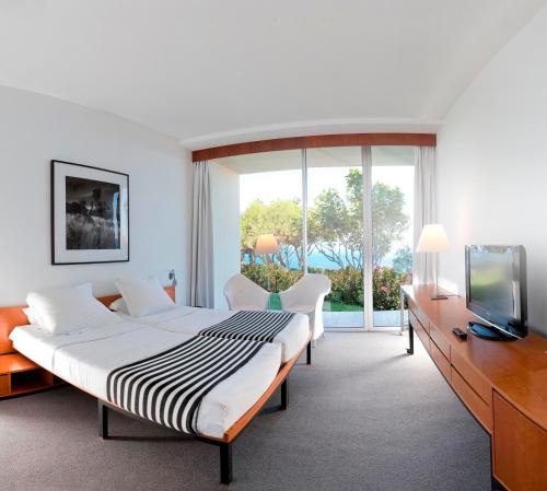 Double or twin room, garden view
