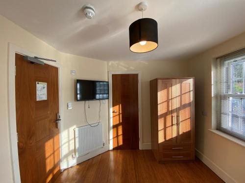 Wendover Arms Hotel - image 5