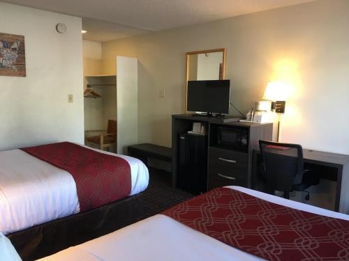 Queen Room with One Queen Bed and One Double Bed image 7
