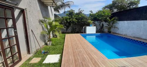 Casa com piscina próximo a Maranduba