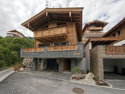 Luxury chalet with 4 bathrooms, near a small slope Neukirchen