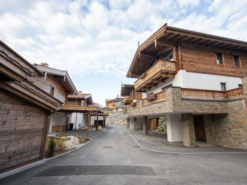 Luxury chalet with 4 bathrooms, near a small slope