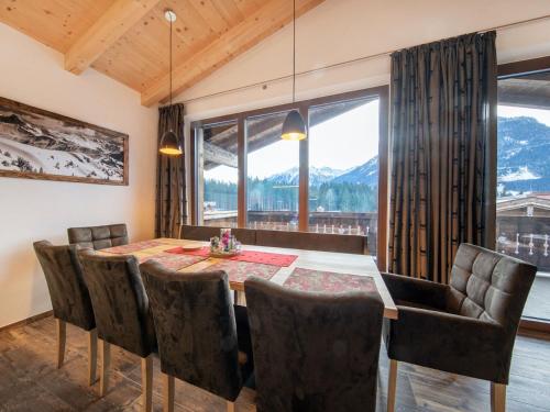 Luxury chalet with 4 bathrooms, near a small slope