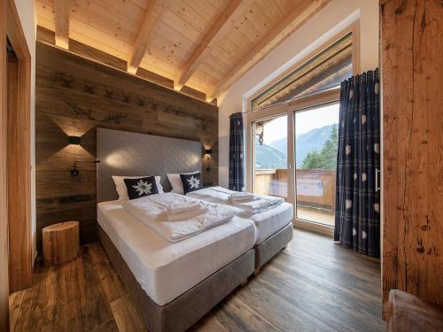 Luxury chalet with 4 bathrooms, near a small slope