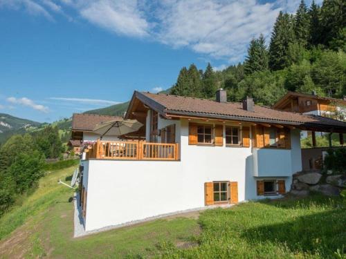 Cozy chalet with four bathrooms, near Königsleiten