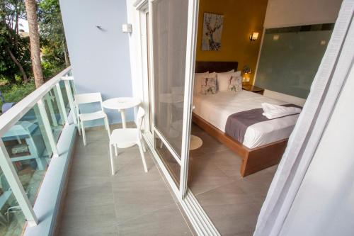 Queen Room with Pool View image 7