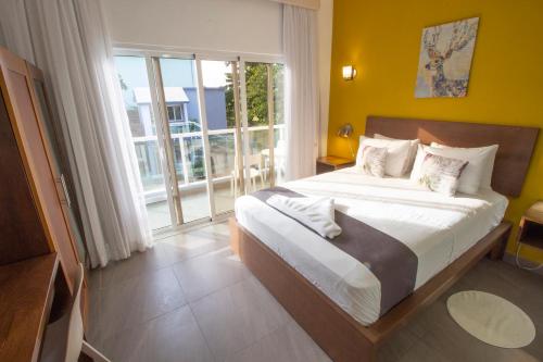 Queen Room with Pool View room in Hotel Casa Valeria