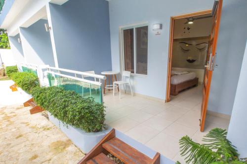 Double Room with Pool View image 6