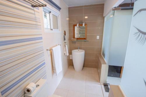 Double Room with Pool View image 7
