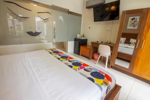 Double Room with Pool View image 9