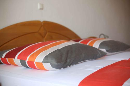 1 king bed, 1 twin bed