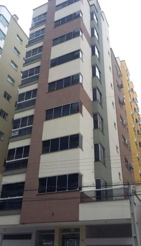 APARTAMENTO NA MEIA PRAIA