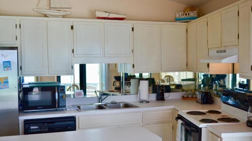 Panorama - Upper - Beautiful Beachfront Home! Rent One Level or Two!! - image 4