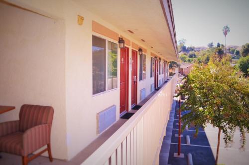 Balcony/terrace, Loma Linda Inn in Loma Linda (CA)