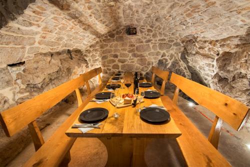 Banketu zāle, Heritage house Stipanovi dvori with heated pool and jacuzzi in Rašćane