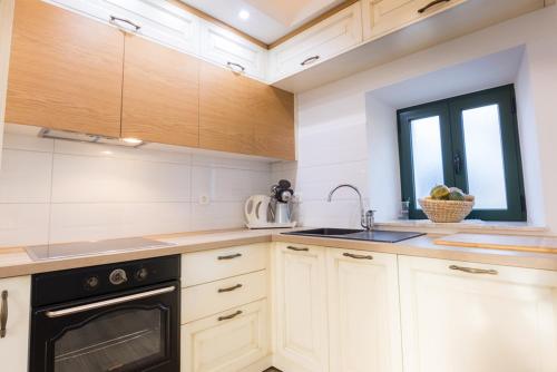 virtuve, Heritage house Stipanovi dvori with heated pool and jacuzzi in Rašćane
