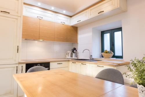 virtuve, Heritage house Stipanovi dvori with heated pool and jacuzzi in Rašćane