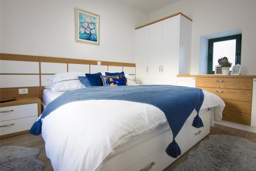 Heritage house Stipanovi dvori with heated pool and jacuzzi in Rašćane