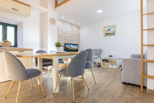 Iekārtas, Heritage house Stipanovi dvori with heated pool and jacuzzi in Rašćane
