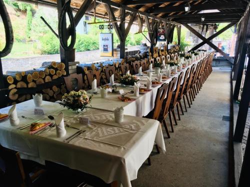 餐飲選擇, 黑岩下餐廳酒店 (Restaurant a penzion Pod Draci skalou) in 卡爾什特因