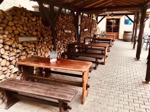 餐廳, 黑岩下餐廳酒店 (Restaurant a penzion Pod Draci skalou) in 卡爾什特因