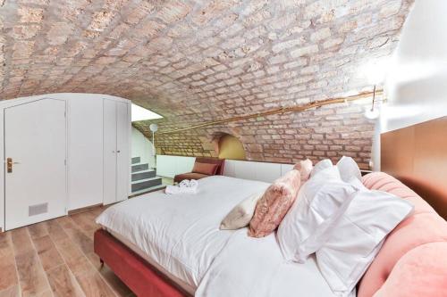 New&Renovated in heart of PARIS- 7pers
