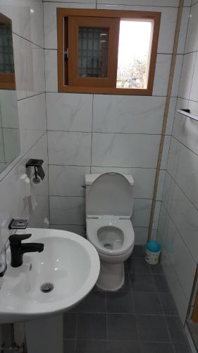 Deluxe Double Room with Balcony image 10