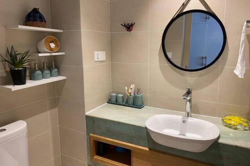 QSea Nest (Gold Coast Apartment). Sea-view from beds and balcony