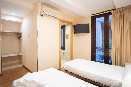 Hostal Fina - image 8