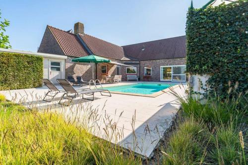 Villa with heated swimming pool, sauna and garden 1